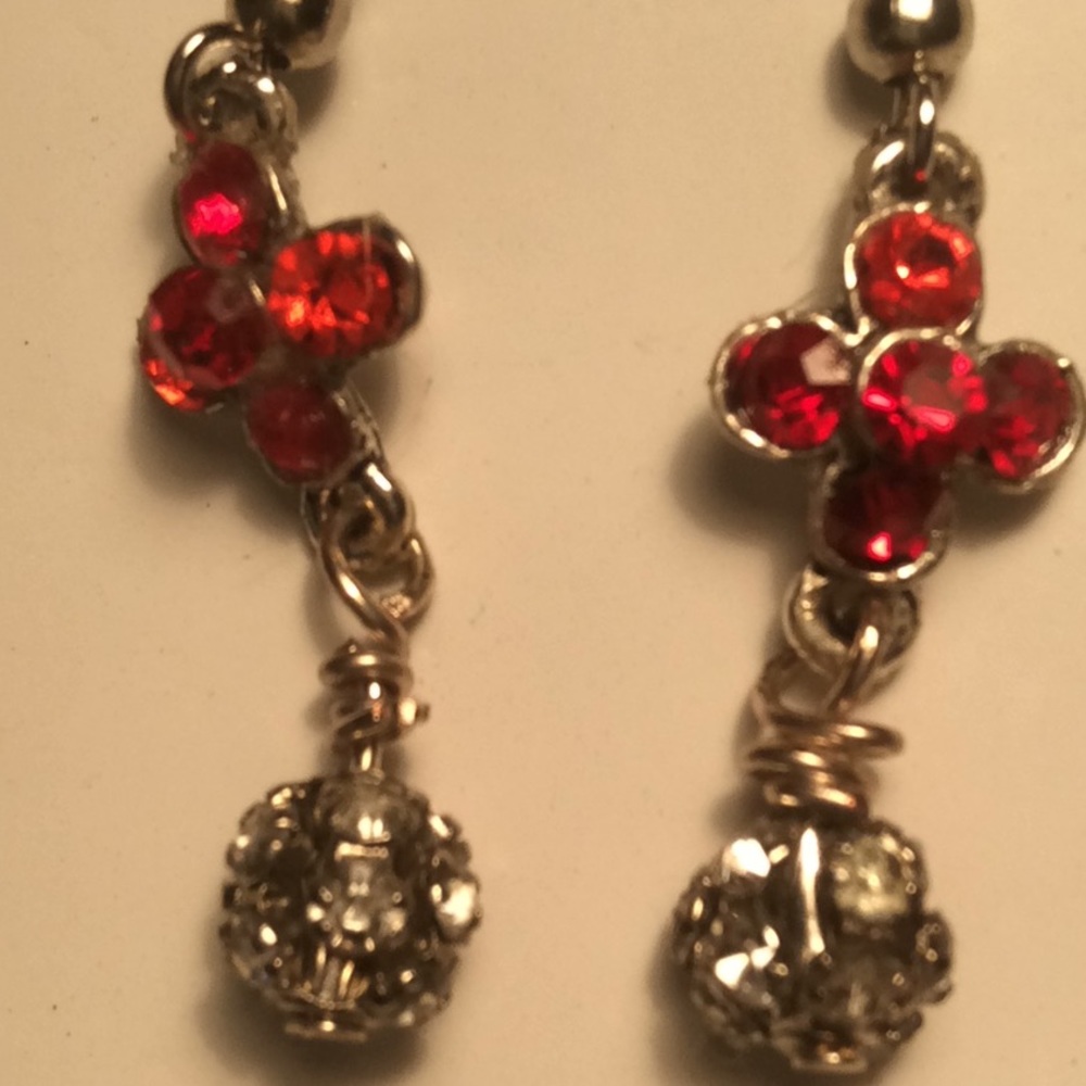 Red dangle earrings - Picture 3 of 3
